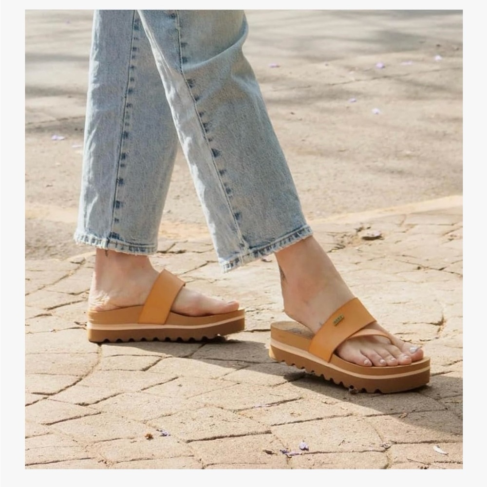 NWT Cushion Sol High size 9 Reef sandals in “Natural”